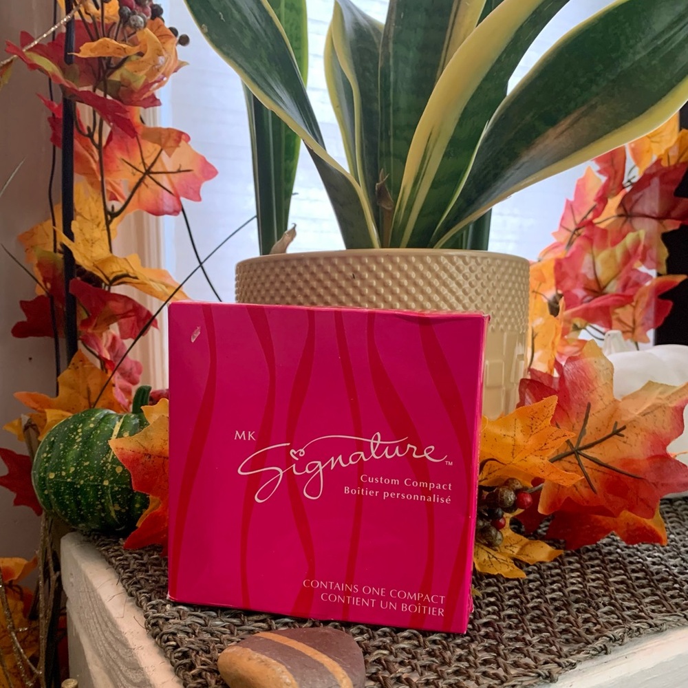 Mary Kay Signature NIP Compact Set